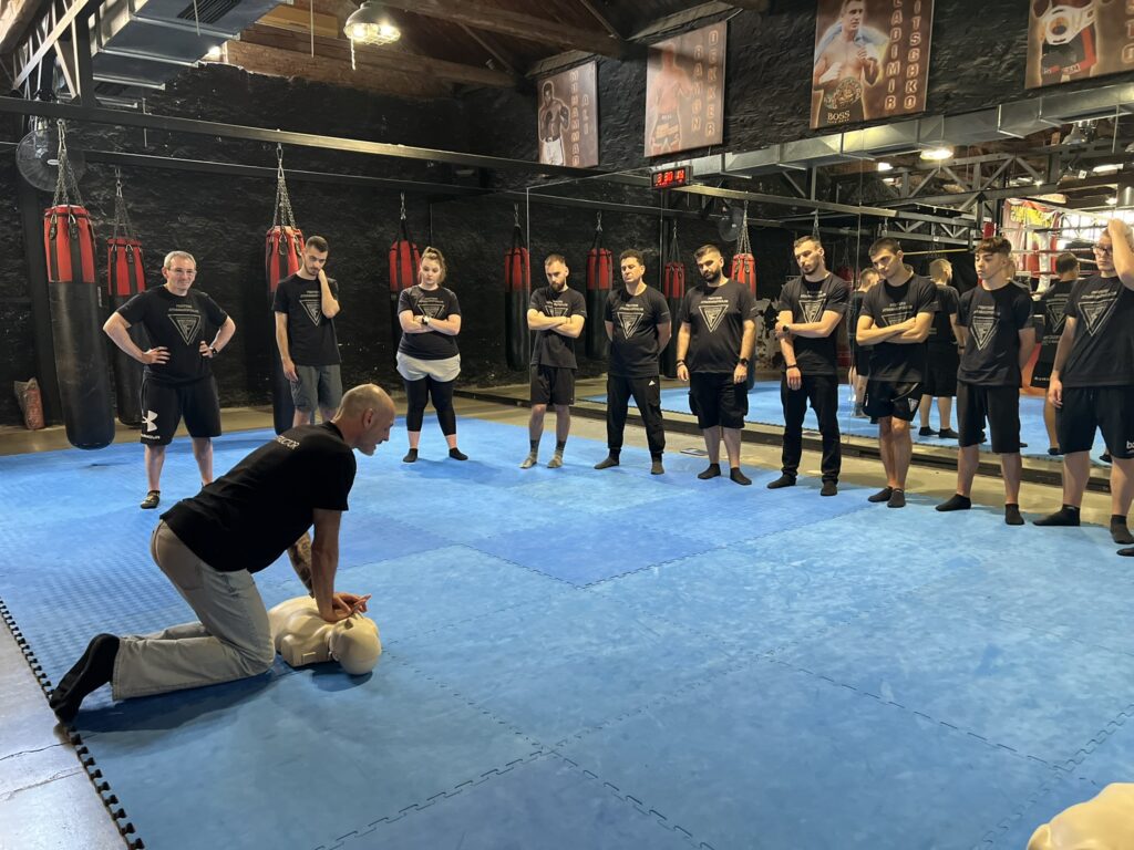 instructors-seminar-kickboxing-learning-FzxuC68I.jpg
